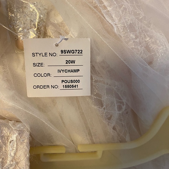 New with tag David’s Bridal wedding gown - Picture 7 of 8